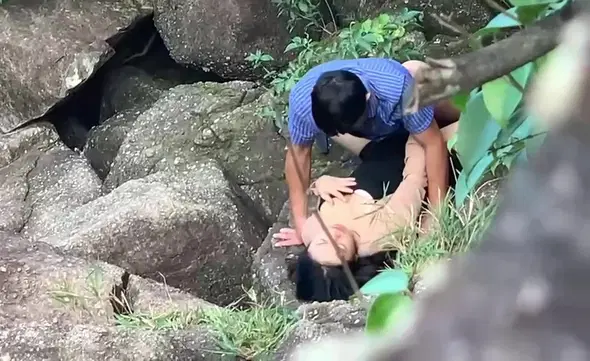 Đi du lịch với công ty mà em đồng nghiệp lén lút chịch bên bờ suối